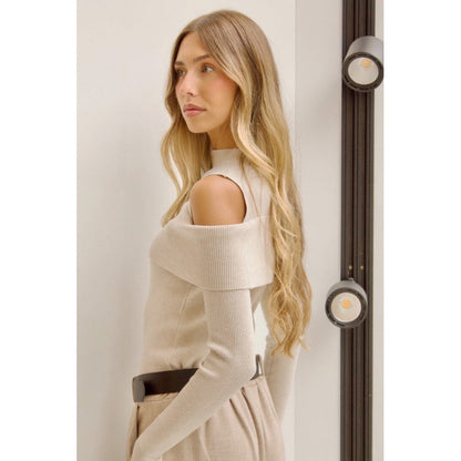 SWETER Z ODKRYTYMI RAMIONAMI