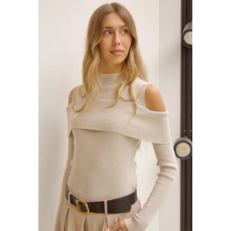 SWETER Z ODKRYTYMI RAMIONAMI
